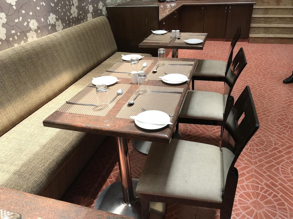 Indus Biznotel New Delhi Extérieur photo