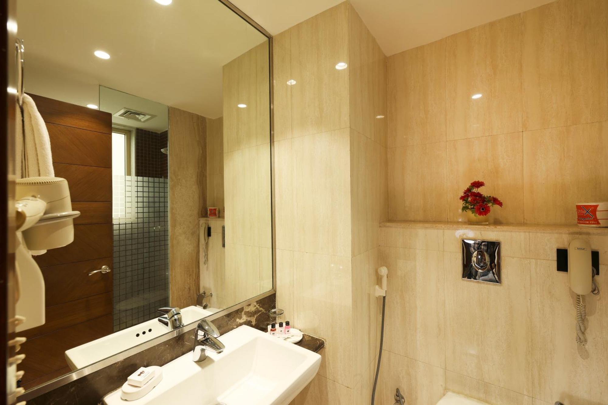 Indus Biznotel New Delhi Extérieur photo